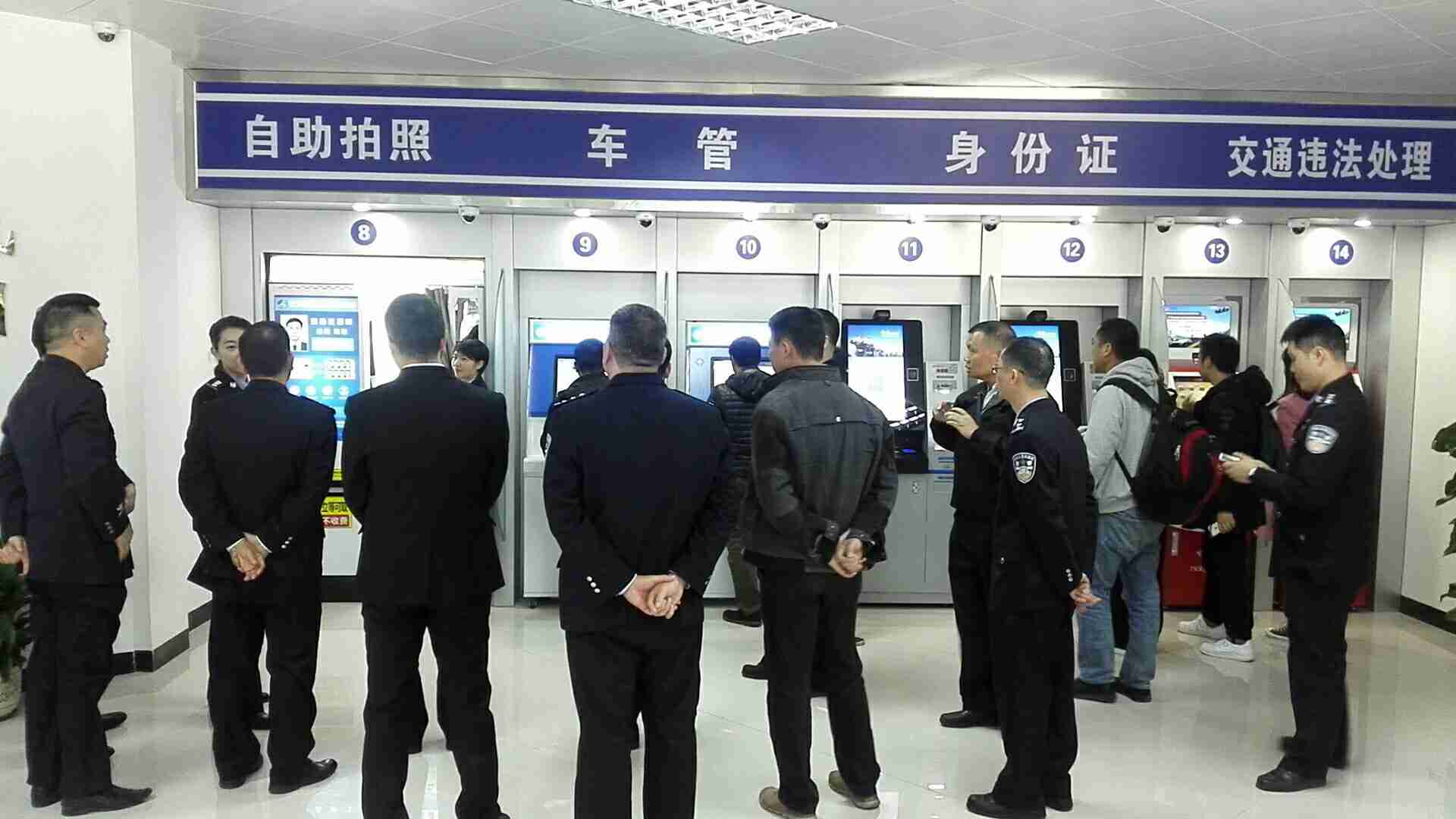 中山市領導一行視察華視電子多功能警務一體機